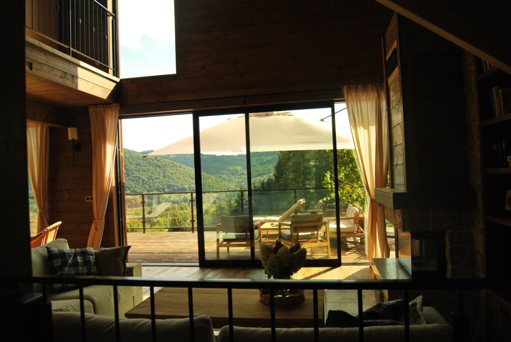 Widok na góry z okien salonu Pieniny Farmhouse