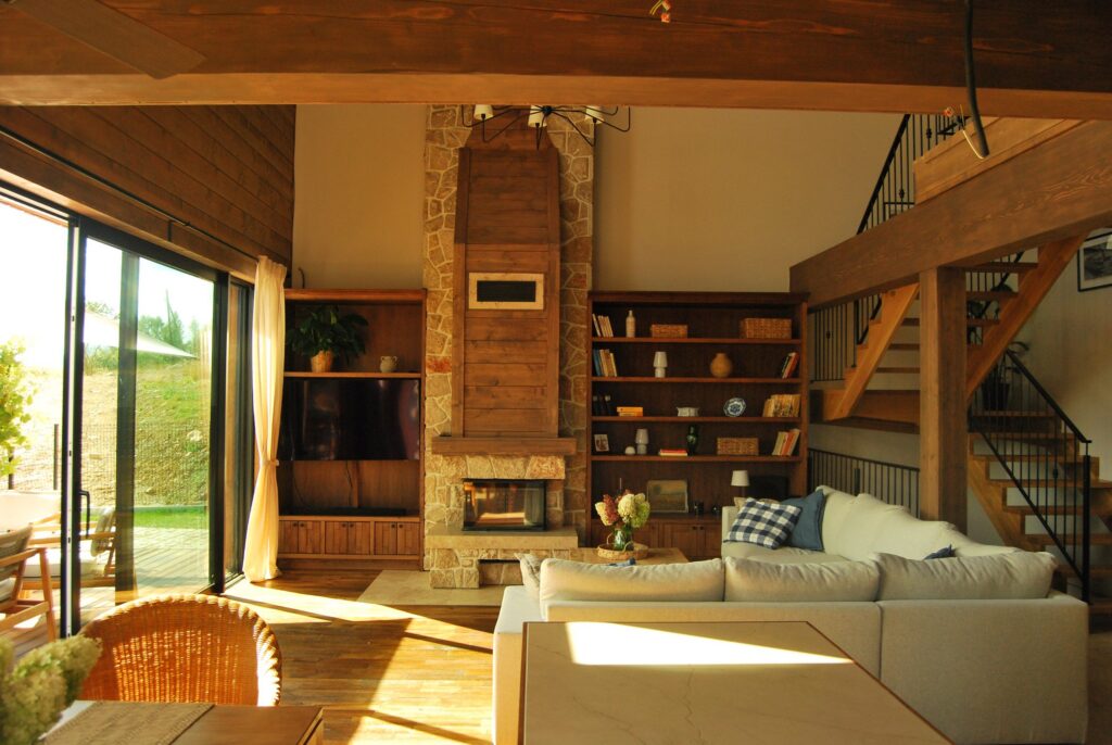 Salon Pieniny Farmhouse z kominkiem i drewnianym stropem