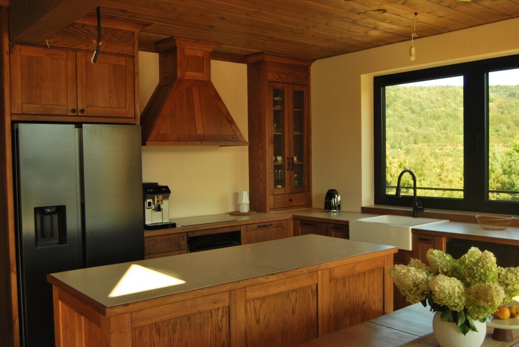 Kuchnia Pieniny Farmhouse z drewnianymi frontami i dużą lodówką