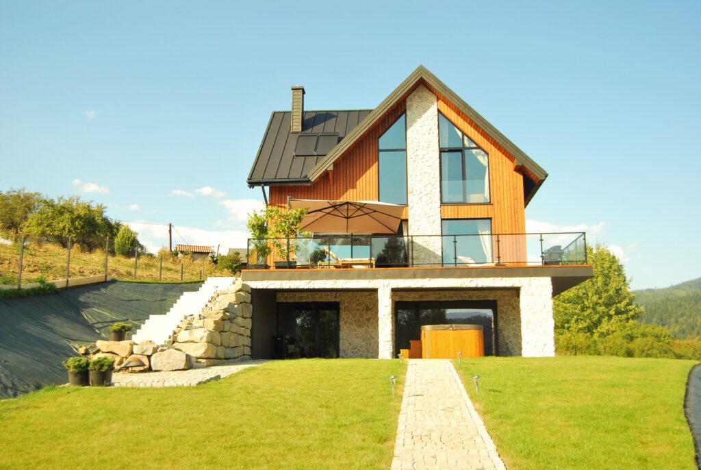 Pieniny Farmhouse — drewniany dom z kamiennym podjazdem i ogrodem