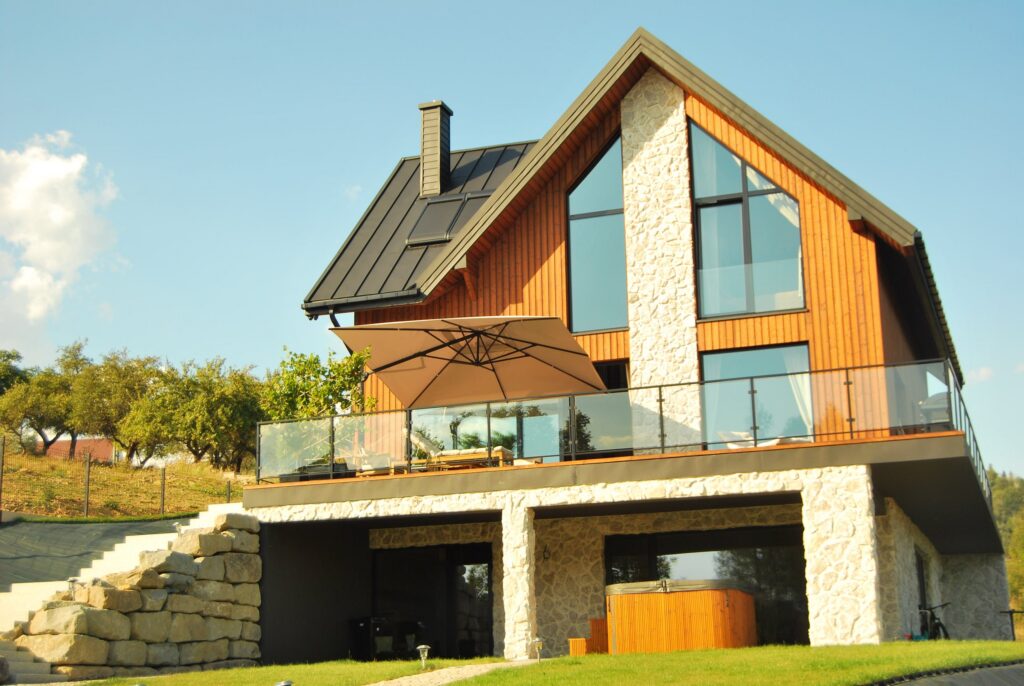 Pieniny Farmhouse — dom z ogrodem i ścieżką z kostki