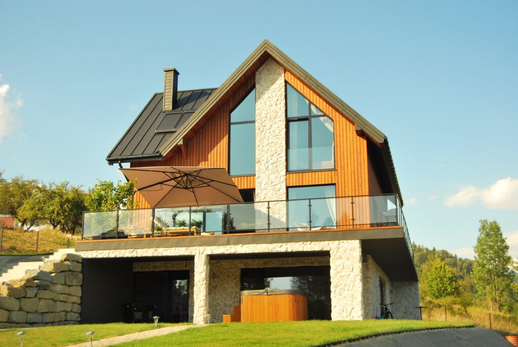 Dom Pieniny Farmhouse od strony ogrodu, taras z parasolem