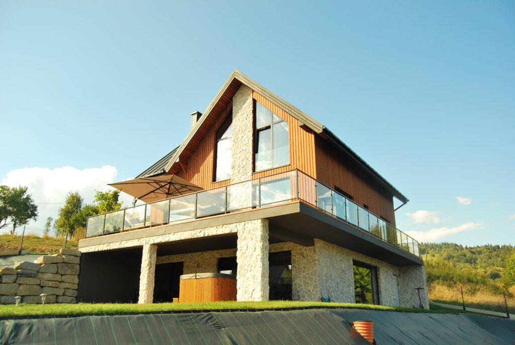 Pieniny Farmhouse latem, zielony ogród i błękitne niebo