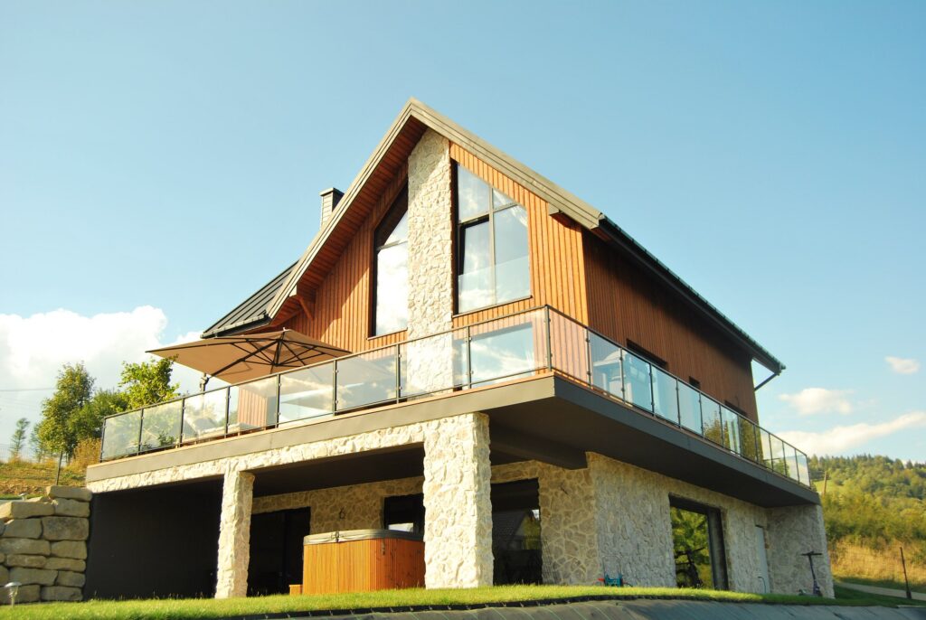 Taras Pieniny Farmhouse ze szklaną balustradą i widokiem na góry
